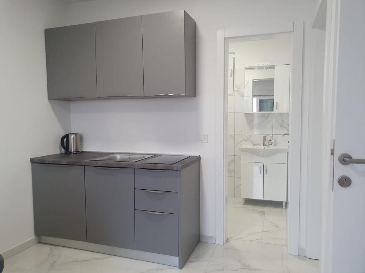 Apartmani Anastasia With Pool, Новаля Екстериор снимка