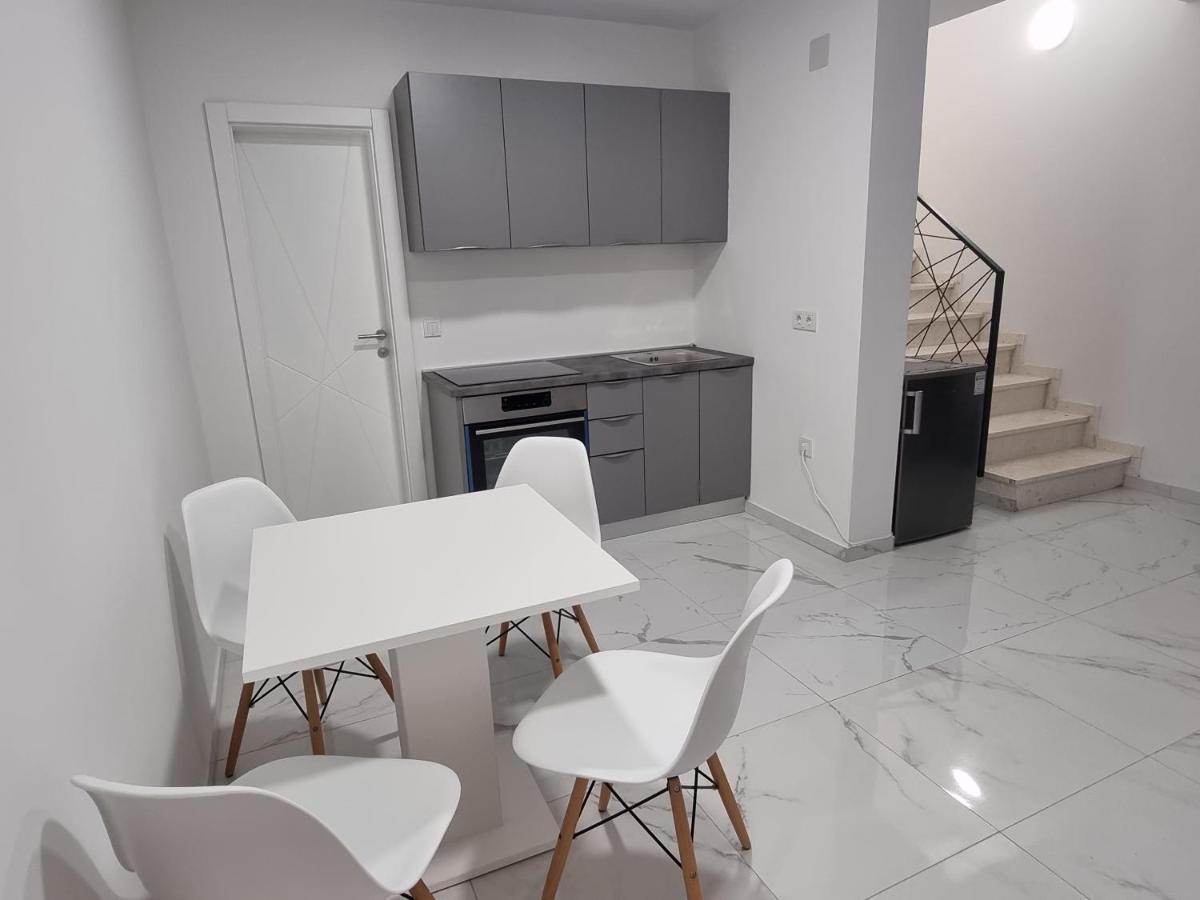 Apartmani Anastasia With Pool, Новаля Екстериор снимка