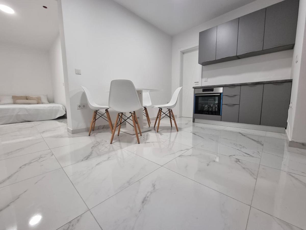 Apartmani Anastasia With Pool, Новаля Екстериор снимка